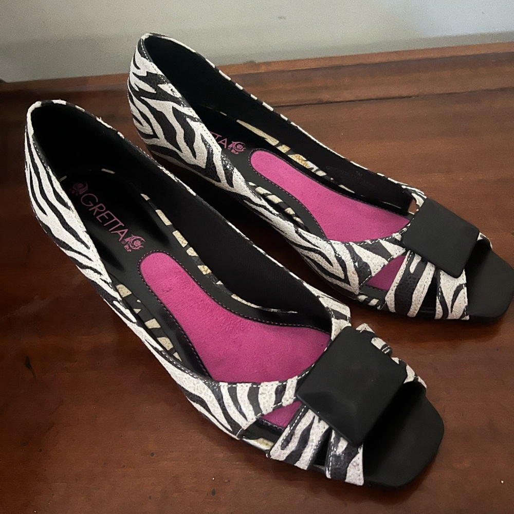 Greta wedge - size 7 - black and white animal print